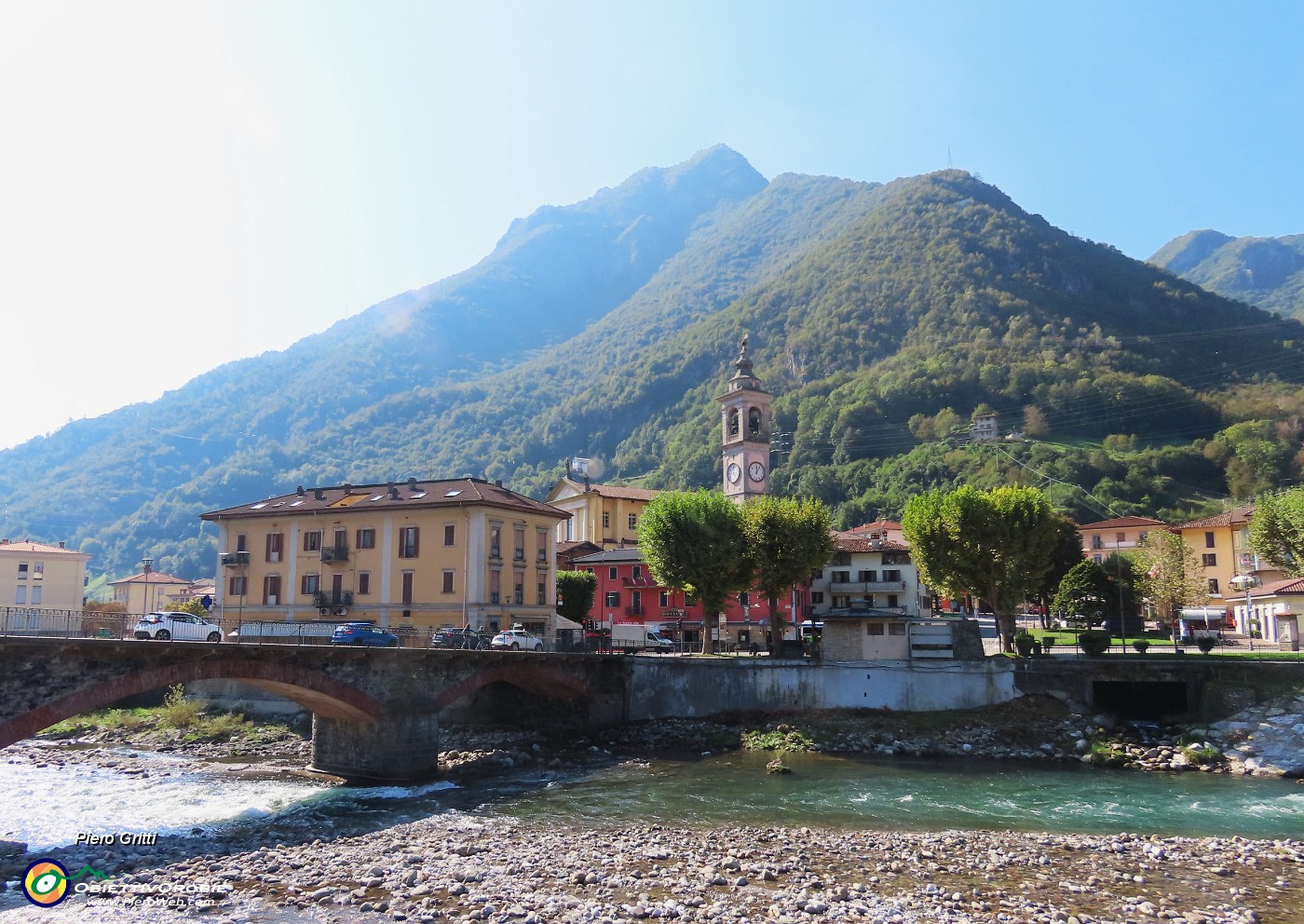 64 Ponte sul Brembo con vista verso la Chiesa parrocchiale e il Monte Zucco.JPG